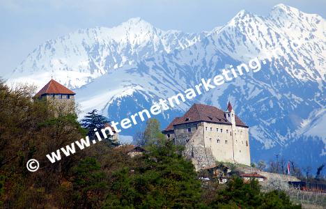 Schloss Tirol vor den winterlichen Sarntaler Alpen (Foto: R. Jakubowski).