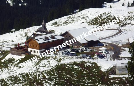 Zallinger Hütte (2.037 m) zwischen Langkofelgruppe und Seiser Alm (Foto: Volker).