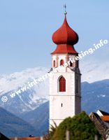 Kirchtum der Kirche St. Martin in Tschars (Foto: R. Jakubowski).