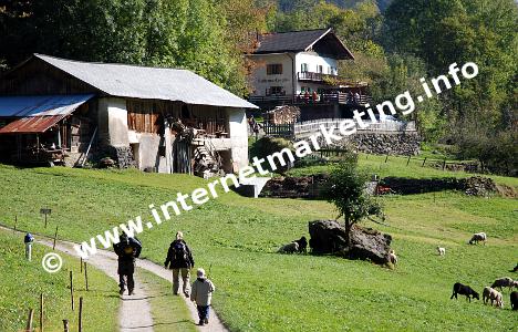 Das Gasthaus Longfallhof (1.075 m) am Meraner Höhenweg (Foto: R. Jakubowski).