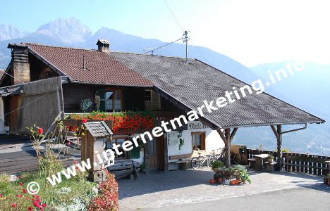 Mutlechnerhof bei Kuens in Südtirol (Foto: R. Jakubowski).