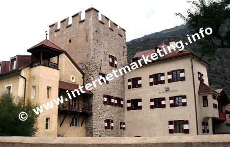 Burg Latsch (Foto: M. Banken).