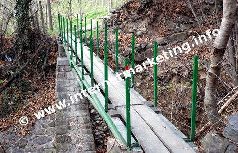 Brücke am Latschander Waalweg oberhalb von Kastelbell (Foto: R. Jakubowski).