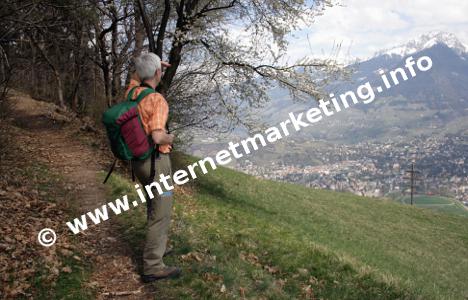 Meran und Ifinger vom Marlinger Höhenweg (Foto: B. Jakubowski).