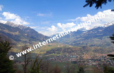Meraner Becken mit Meran, Küchelberg und Dorf Tirol (Foto: R. Jakubowski).