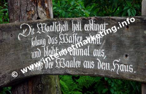 Hinweisschild zu Waalschellen am Marlinger Waalweg in Südtirol.