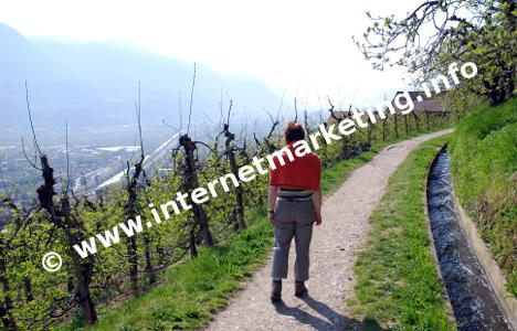 Wandern am Marlinger Waalweg (Foto: R. Jakubowski).