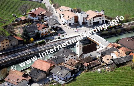 Staben mit Etsch und Bahnhof der Vinschgerbahn (Südtirol) (Foto: R. Jakubowski).