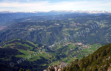 Alpi di Renòn e Alpi Sarentine viste dal Monte Nicola in Alto Adige (Foto: Volker)