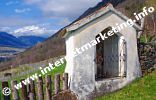 Heiligenhäuschen am Tscharser Waalweg. Im Hintergrund der Vinschgau und die Ortler Alpen (Foto: R. Jakubowski).