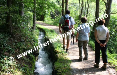 Wanderer am Tscharser Waalweg im Vinschgau in Südtirol (Foto: R. Jakubowski).