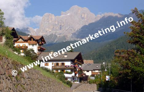 Welschnofen in Südtirol unterhalb der Rosengartengruppe (Foto: Volker).